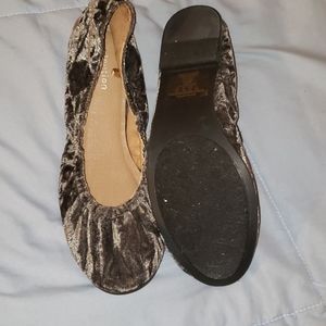 Attention ballet flats